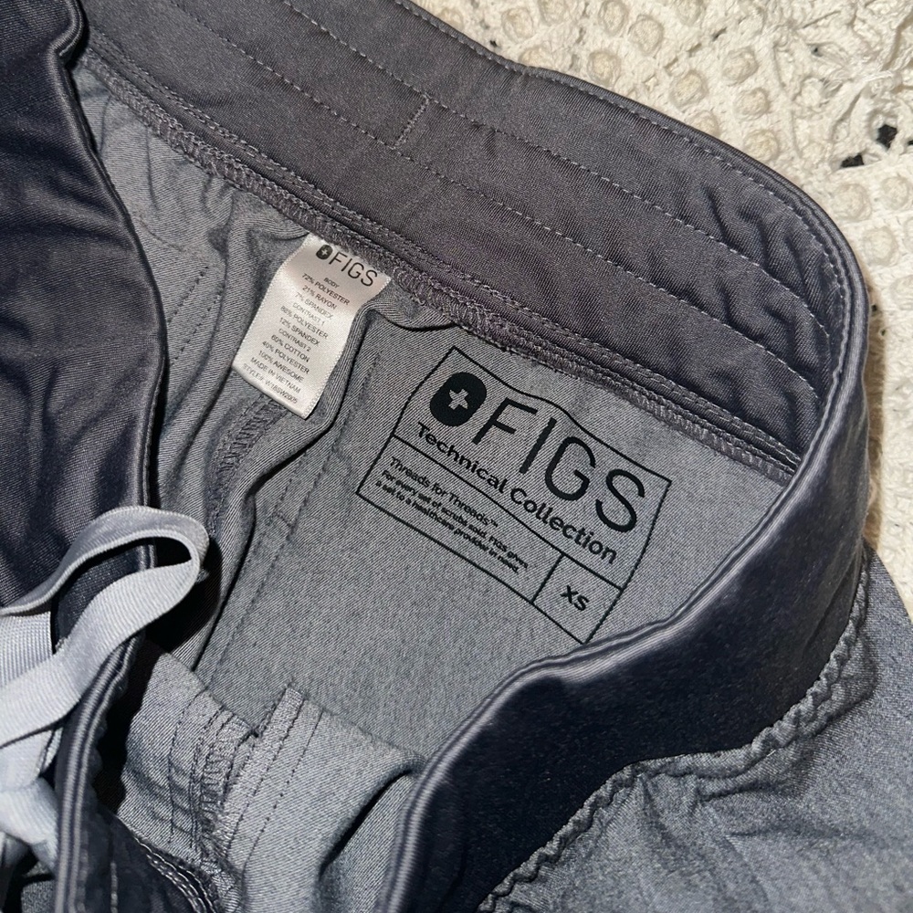 FIGS Scrubs Set - Picture 10 of 16